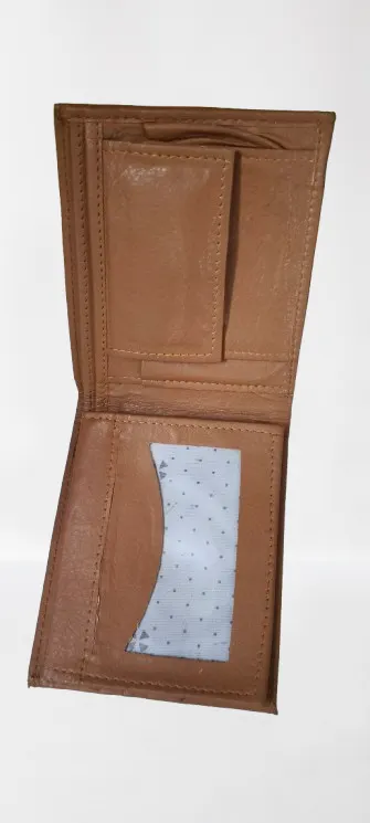Cartera y recibos sobre una superficie