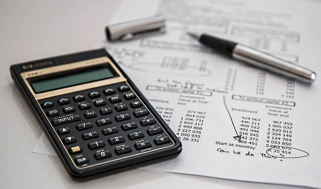 Calculadora junto a notas de presupuesto