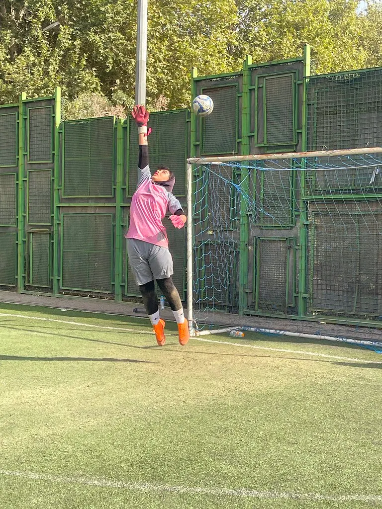 Jugadores amateur realizando un entrenamiento de fútbol