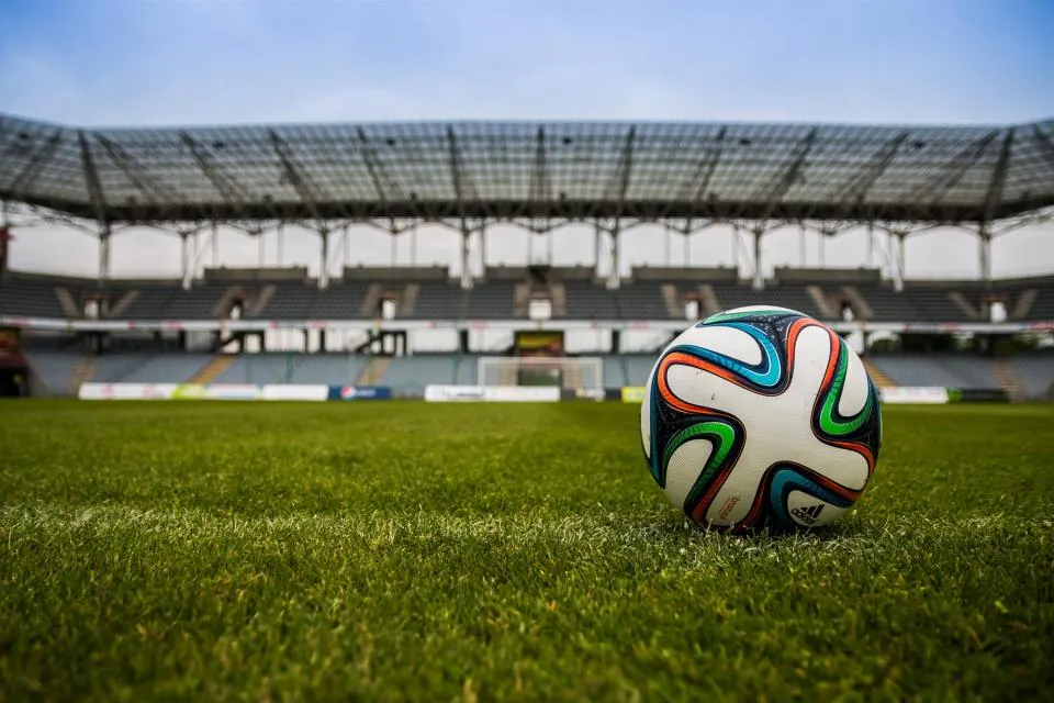 Balón de fútbol sobre el terreno de juego